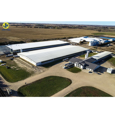 Werkplaats voor het bouwen van industriële staalconstructies met schuifdeuren en koolstofarm staal