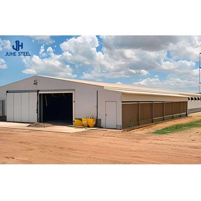 Industrieel opslaggebouw met lichtstaalconstructie en geschilderde afwerking