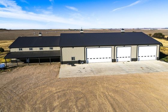 Industrieel opslaggebouw met lichtstaalconstructie en geschilderde afwerking