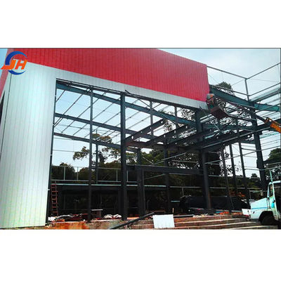 Werkplaats voor staalconstructies in een magazijn met aluminium- en staalmetalen raam