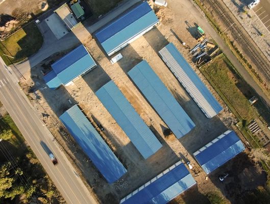 Werkplaats voor staalconstructies in een magazijn met aluminium- en staalmetalen raam