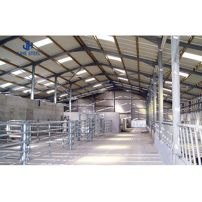 Moderne geitenstal geprefabriceerde staalconstructie koeienstal boerderij met lasdienst