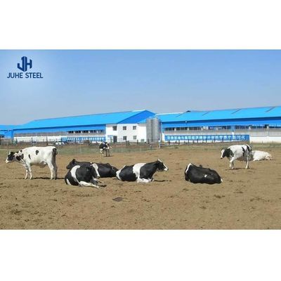 Voorgefabriceerd staal koeienmelk boerderij huis met sandwich paneel dak en roldeur