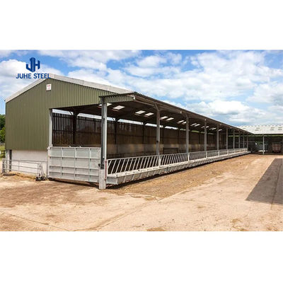 Voorgefabriceerd staal koeienmelk boerderij huis met sandwich paneel dak en roldeur